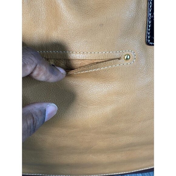 B. Makowsky Womens Shoulder Bag Beige Black‎ Leather Inner Pockets Dual Handle M - Picture 4 of 12